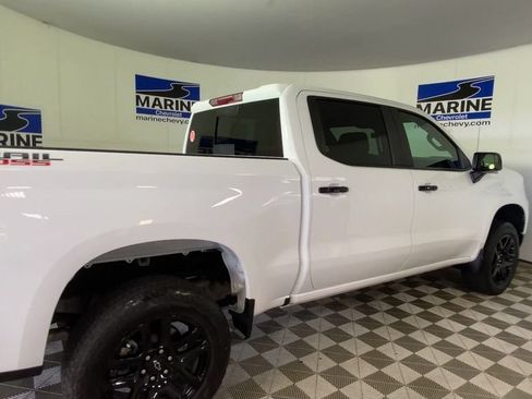 Used 2025 Chevrolet Silverado 1500 LT Trail Boss w/ Convenience Package II AWD/4WD image 2