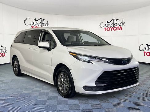 Used 2022 Toyota Sienna LE image 3