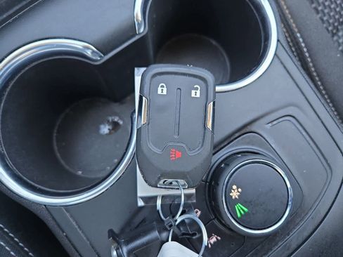 Used 2024 GMC Terrain SLE image 32