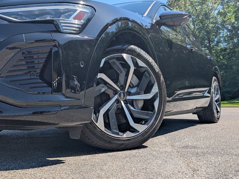 Used 2024 Audi Q8 e-tron Premium Plus w/ Premium Plus Package AWD/4WD image 38