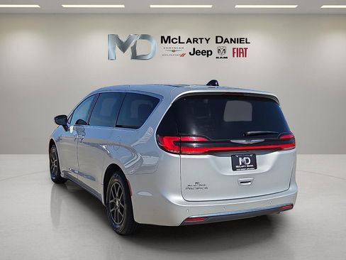 Used 2024 Chrysler Pacifica Touring-L image 4