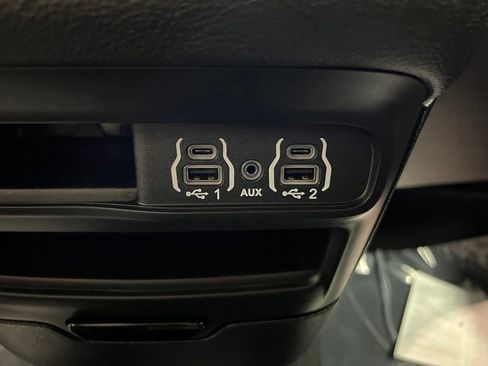Used 2024 Chrysler Pacifica Limited FWD image 26