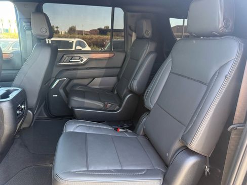 Used 2025 GMC Yukon XL Denali AWD/4WD image 23