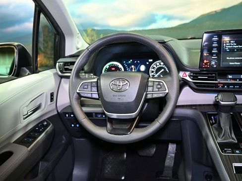 Used 2024 Toyota Sienna Limited image 48