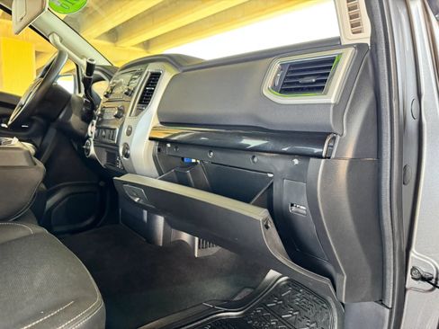 Used 2018 Nissan Titan SV AWD/4WD image 24