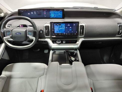 Certified 2025 Ford Expedition Max Platinum w/ Driver's Package AWD/4WD image 3