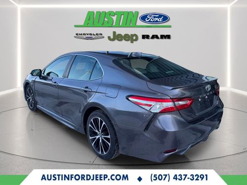 Used 2020 Toyota Camry SE image 3