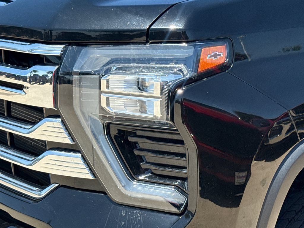 Used 2024 Chevrolet Silverado 3500 High Country w/ High Country Premium Package AWD/4WD image 4