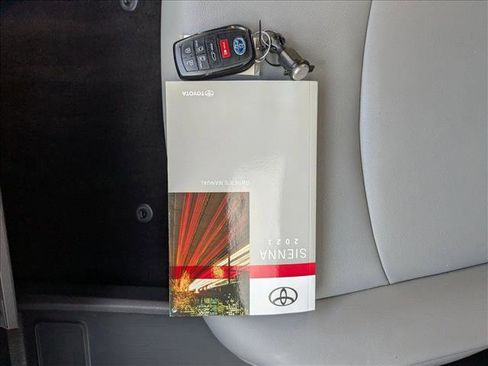 Used 2021 Toyota Sienna XLE image 25