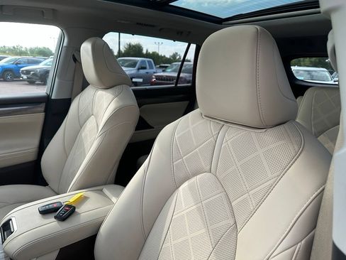 Used 2021 Toyota Highlander Platinum AWD/4WD image 3