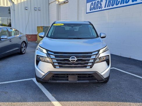 Used 2024 Nissan Rogue SV image 2