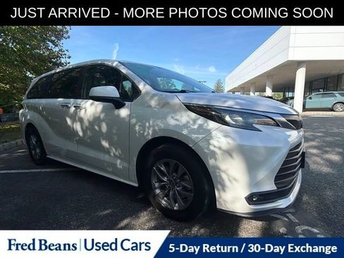 Used 2025 Toyota Sienna XLE FWD image 1