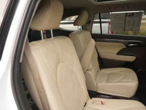 Used 2022 Toyota Highlander Platinum image 17