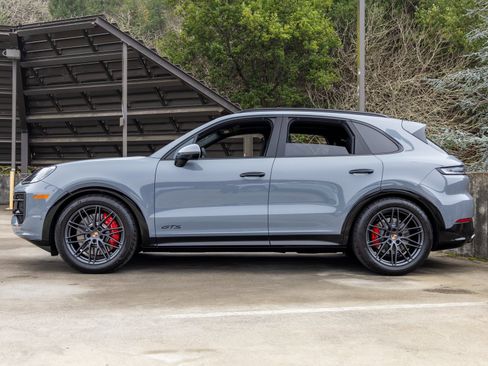 New 2026 Porsche Cayenne GTS image 2