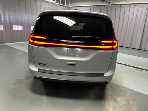 Used 2024 Chrysler Pacifica Touring-L FWD image 6