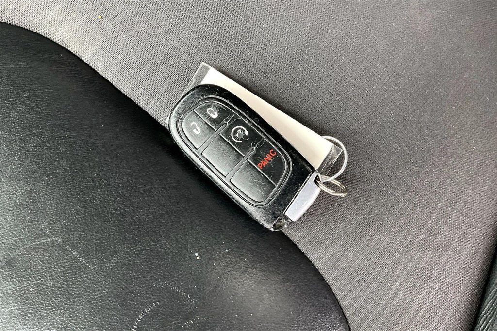 Used 2018 Jeep Cherokee Latitude Plus w/ Cold Weather Group AWD/4WD image 6
