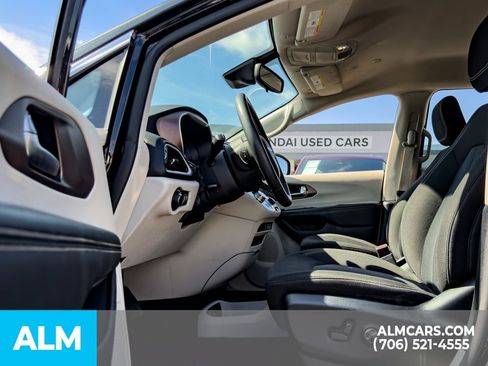 Used 2023 Chrysler Voyager LX FWD image 11