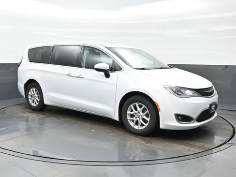 Used 2017 Chrysler Pacifica Touring Plus FWD image 8