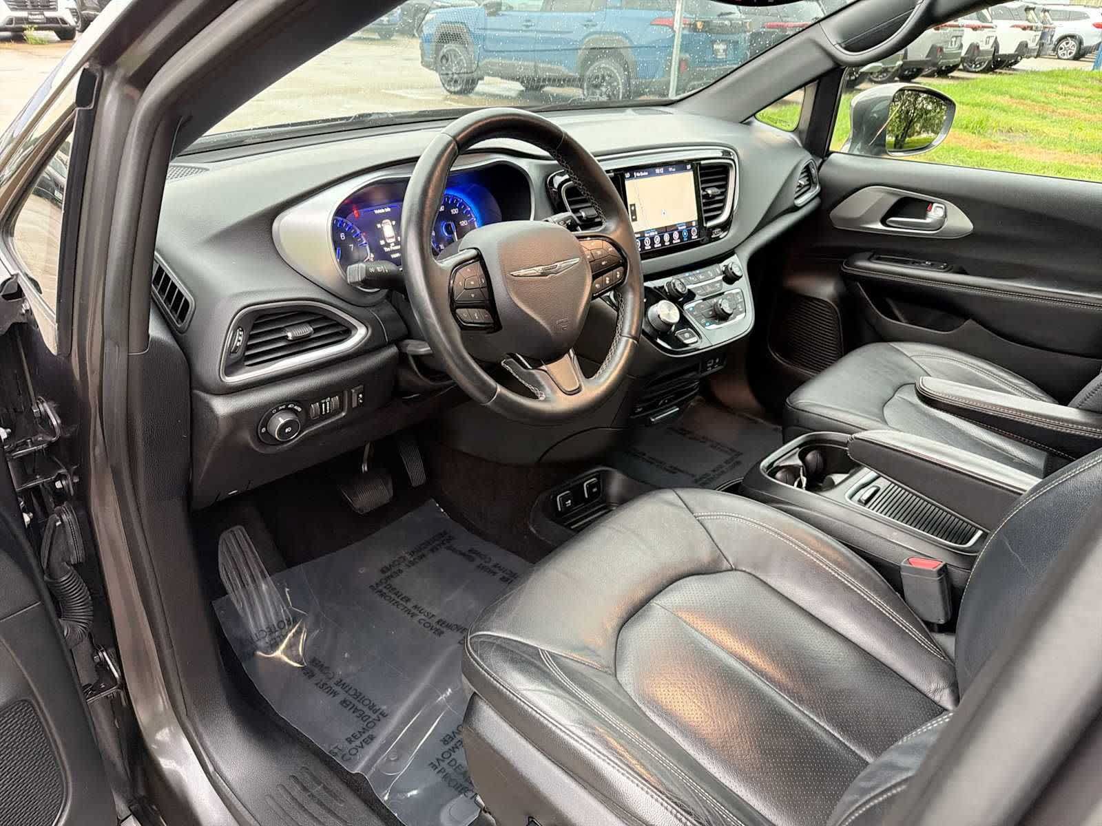 Used 2018 Chrysler Pacifica Touring-L Plus FWD image 2