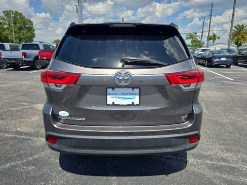 Used 2018 Toyota Highlander Plus FWD image 5