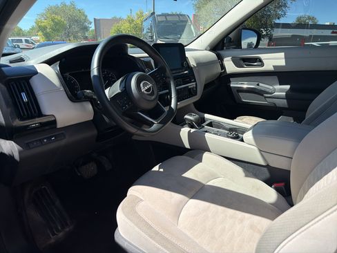 Used 2023 Nissan Pathfinder SV w/ SV Premium Package AWD/4WD image 8