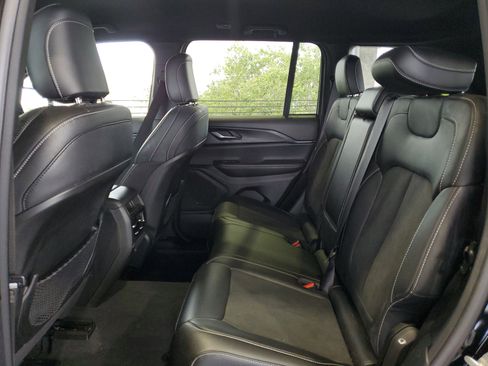 Used 2023 Jeep Grand Cherokee Altitude AWD/4WD image 9