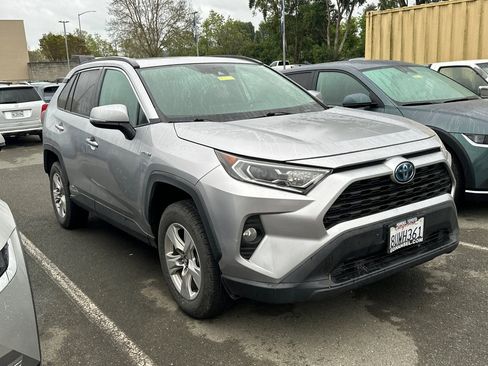 Used 2021 Toyota RAV4 XLE w/ Convenience Package image 2