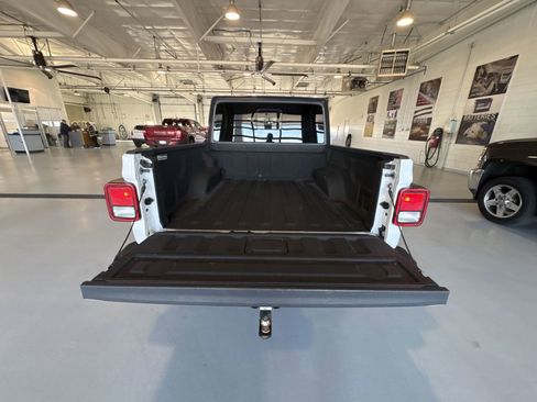 Used 2021 Jeep Gladiator Willys image 24