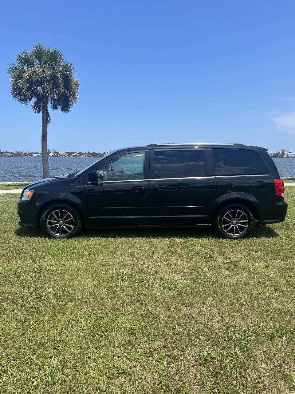 Used 2017 Dodge Grand Caravan SXT FWD image 2