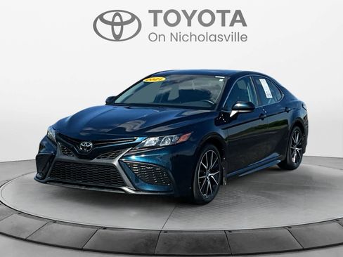 Used 2021 Toyota Camry SE image 1
