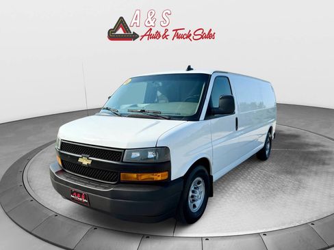 Used 2018 Chevrolet Express 3500 Extended w/ Driver Convenience Package image 3