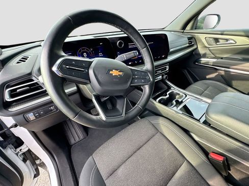 Used 2024 Chevrolet Traverse LT image 9