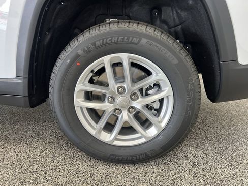 New 2025 Jeep Grand Cherokee L Laredo image 24