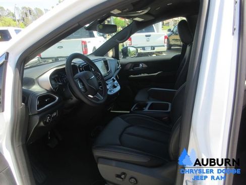 New 2026 Chrysler Pacifica Select image 26