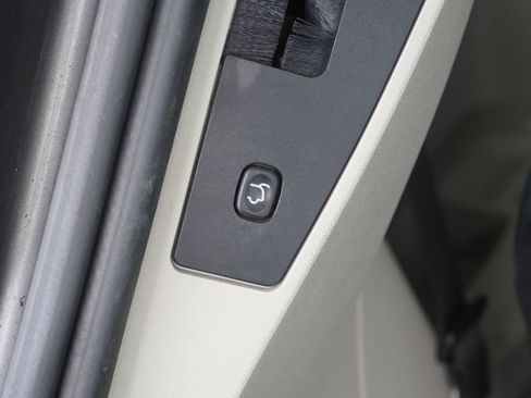 Used 2016 Chrysler Town & Country Touring-L FWD image 8