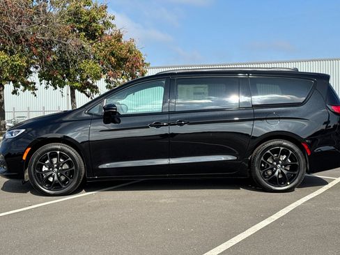 New 2026 Chrysler Pacifica Select image 6