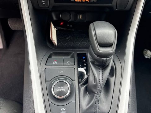 Used 2025 Toyota RAV4 XLE AWD/4WD image 19