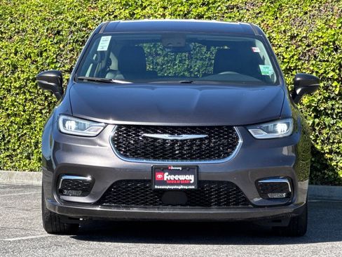 Used 2023 Chrysler Pacifica Touring-L FWD image 11