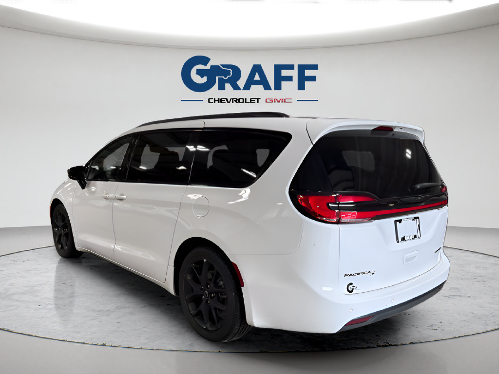 Used 2025 Chrysler Pacifica Limited FWD image 3