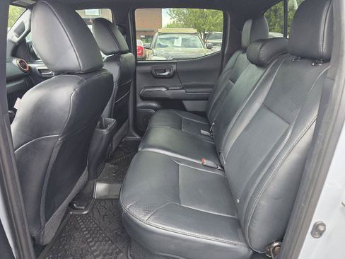 Used 2019 Toyota Tacoma TRD Off-Road AWD/4WD image 11