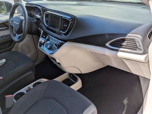 Used 2018 Chrysler Pacifica LX w/ Tire & Wheel Group FWD image 20