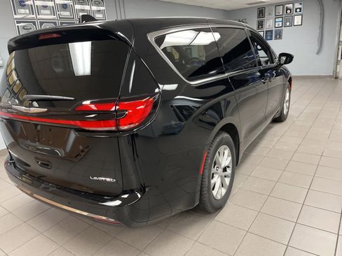 Used 2026 Chrysler Pacifica Limited image 12