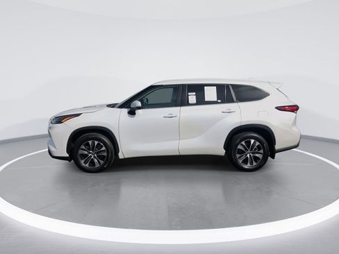 Used 2023 Toyota Highlander XLE AWD/4WD image 5