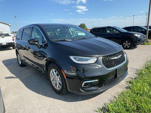 Used 2023 Chrysler Pacifica Touring-L FWD image 3