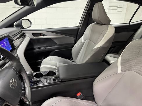Used 2025 Toyota Camry SE image 14