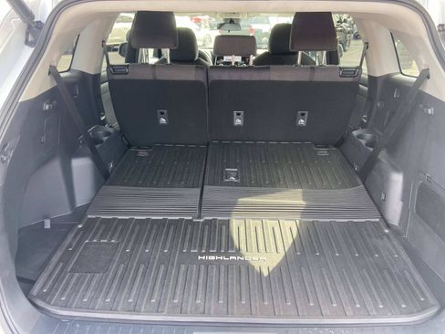 Used 2023 Toyota Highlander LE FWD image 9