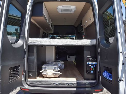 Used 2021 Mercedes-Benz Sprinter 2500 image 11