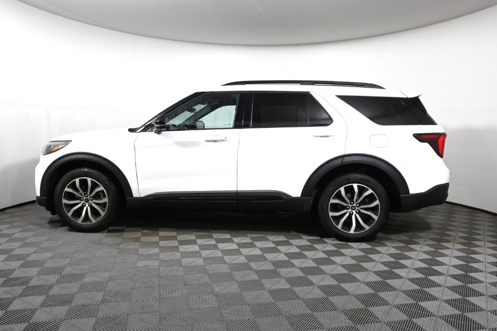 Used 2025 Ford Explorer ST-Line AWD/4WD image 2