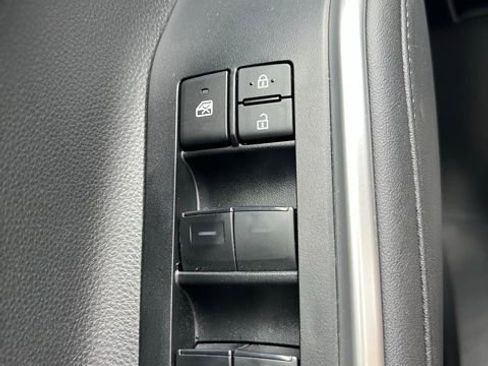 Used 2023 Toyota Highlander XLE AWD/4WD image 22