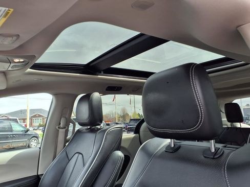 Used 2023 Chrysler Pacifica Limited w/ Uconnect Theater Family Group image 15